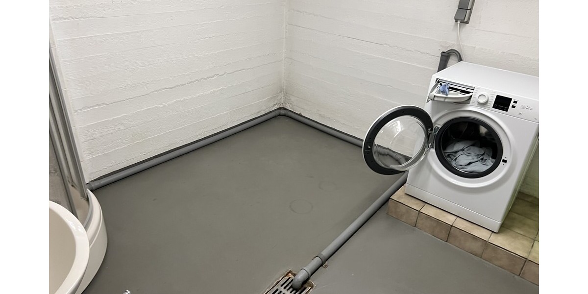 Hauswirtschaftsraum mit Dusche